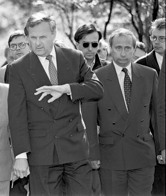 Anatoli Sobtchak et Vladimir Poutine, en 1994. Sobtchak est décédé en 2000 d'une crise cardiaque.