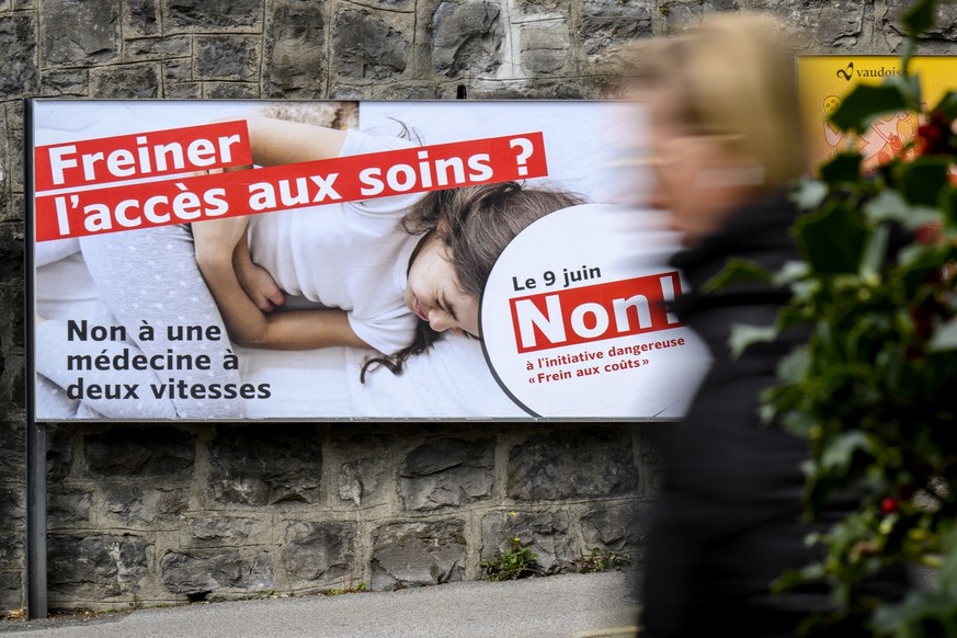 Une affiche du comite contre a une medecine a deux vitesses invite a voter non a l&#039;initiative populaire &quot;Pour des primes plus basses. Frein aux couts dans le systeme de sante (initiative pou ...