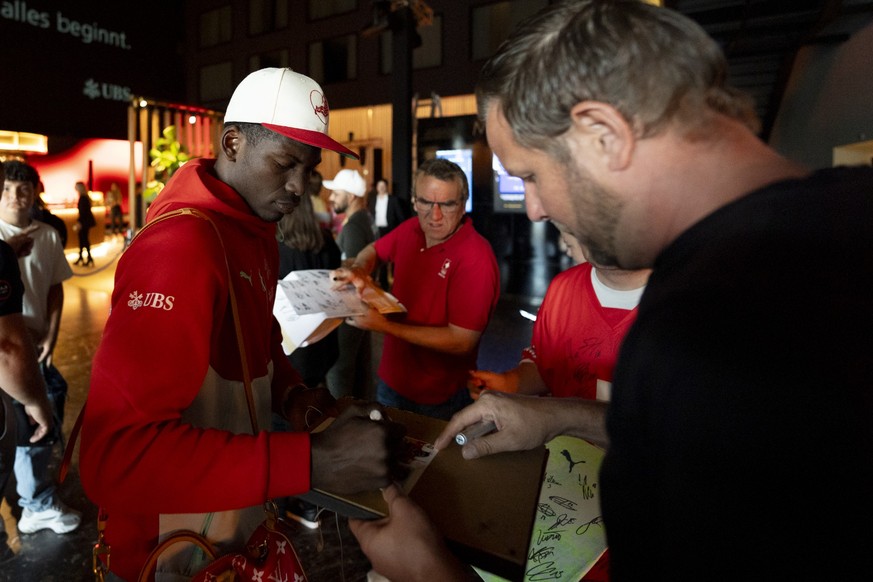 Breel Embolo, links, gibt einem Fan ein Autogramm an einem Medienmeeting vor dem Abflug an die FIFA Fussball Weltmeisterschaft 2026 in Amerika, Kanada und Mexiko am Dienstag, 2. Juni 2026 im Radisson  ...