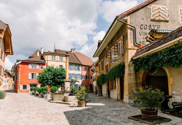 Auvernier, place du village.