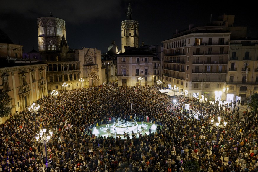 epa11750104 Protesters gather to demand Valencia&#039;s regional president Carlos Mazon&#039;s resignation during a rally in Valencia, eastern Spain, 30 November 2024. One month after the Valencian re ...