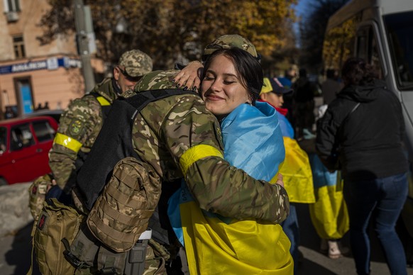 Cette habitante de Kherson étreint un soldat ukrainien.