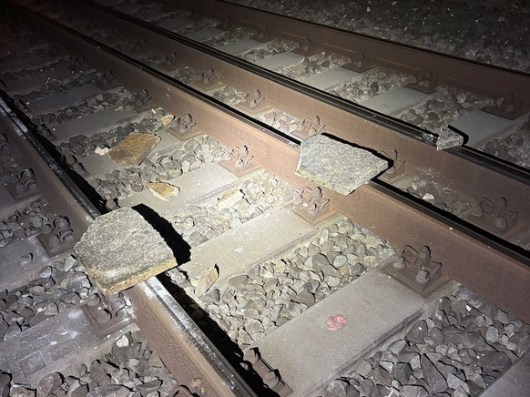 Des jeunes ont posé une dalle de béton sur une voie ferrée.