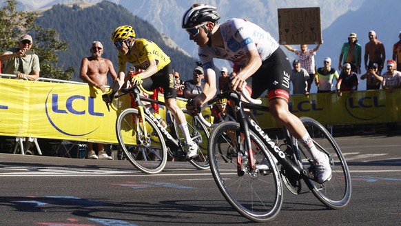 epa10071121 The Yellow Jersey Danish rider Jonas Vingegaard (L) of Jumbo Visma and Slovenian rider Tadej Pogacar (R) of UAE Team Emirates in action during the 12th stage of the Tour de France 2022 ove ...