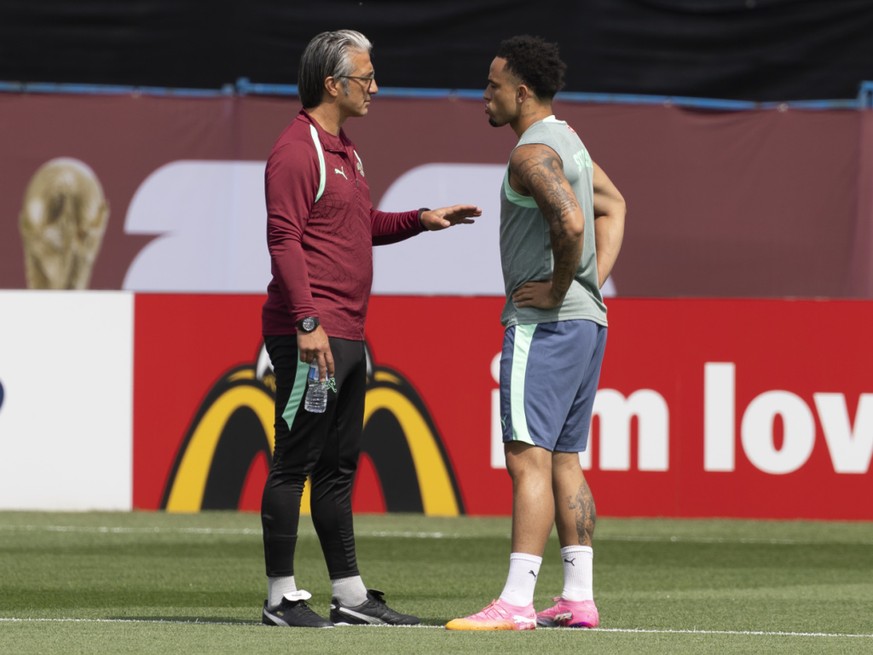 Noah Okafor, ici en discussion avec Murat Yakin, aura-t-il sa chance dans ce Mondial ?