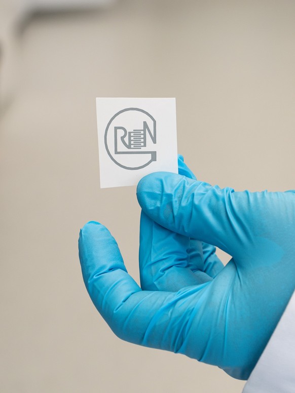 Des chercheurs de l&#039;Empa, de l&#039;EPFL et du CSEM ont mis au point une étiquette-capteur intelligente et « verte » qui mesure la température et l&#039;humidité de l&#039;air en temps réel – et  ...