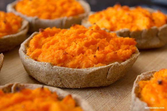 La tartelette de seigle est remplie de purée de carottes et de pommes de terre.