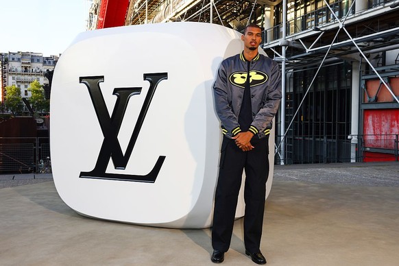 PARIS, FRANCE - JUNE 24: (EDITORIAL USE ONLY - For Non-Editorial use please seek approval from Fashion House) Victor Wembanyama attends the Louis Vuitton Menswear Spring/Summer 2026 show as part of Pa ...