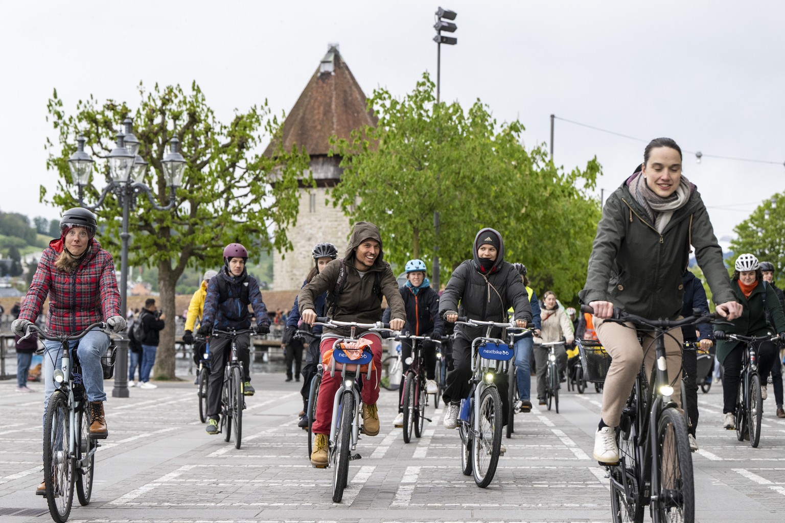 Rund 60 Personen radeln und Demonstrieren anlaesslich einer Velo Demonstration der Organisation Klimastreik Zentralschweiz durch die Stadt Luzern, am Freitag, 19. April 2024. (KEYSTONE/Urs Flueeler).