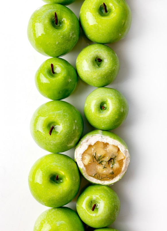 La pomme, par exemple, se compose de «gelée de pommes cuites et crues à l'aneth, d'une mousse légère à la crème fraîche et d'une fine coque de chocolat blanc et beurre de cacao.» Bah voyons.