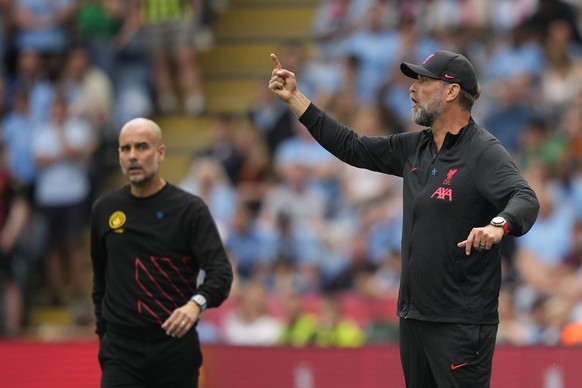 Jürgen Klopp (premier plan) et Pep Guardiola sont deux des coachs de Premier League les plus réputés.