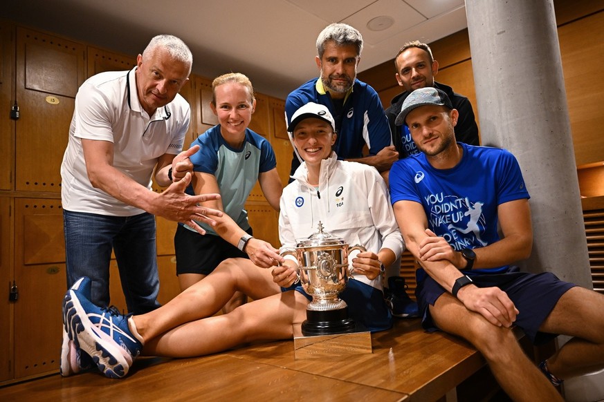 Abramowicz (deuxième en partant de la gauche) fait entièrement partie du staff d'Iga Swiatek, victorieuse ici de Roland-Garros pour la deuxième fois de sa carrière, en 2022.