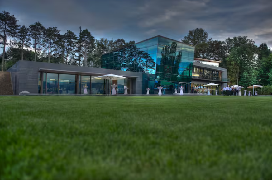 Klaus Schwab a acquis le terrain qui a été valorisé à 200 millions de francs.