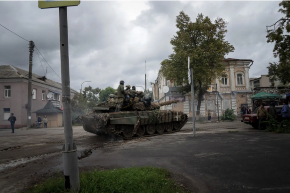 Un char ukrainien traverse la ville d'Izioum tout juste libérée. A Lyman aussi, les forces russes sont confrontées à la défaite.