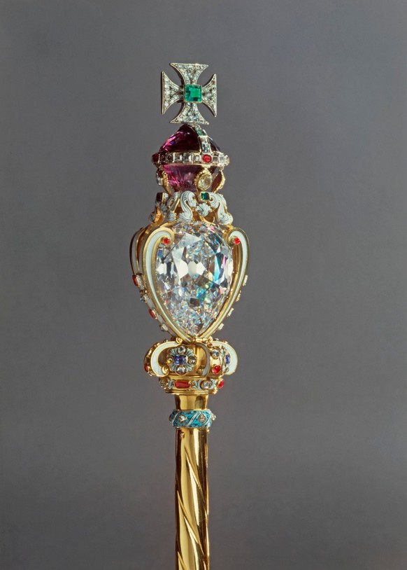 Autre anecdote pour briller en société: en 1910, le sceptre à la croix a été retravaillé pour accueillir le Cullinan I, le plus gros diamant taillé à blanc au monde (il pèse 106 grammes, ben voyons).