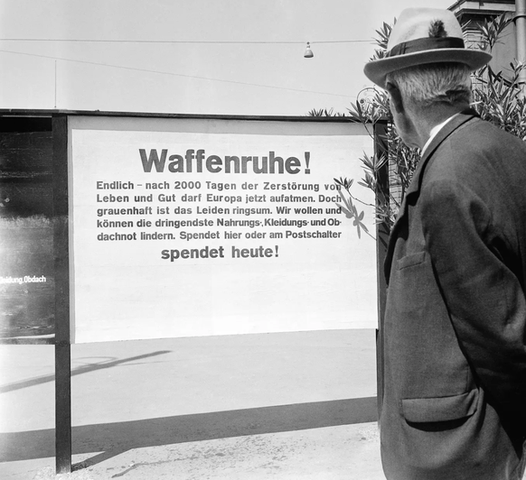 A Zurich, un homme regarde une affiche appelant au «don suisse» en faveur des personnes souffrant des conséquences de la guerre.