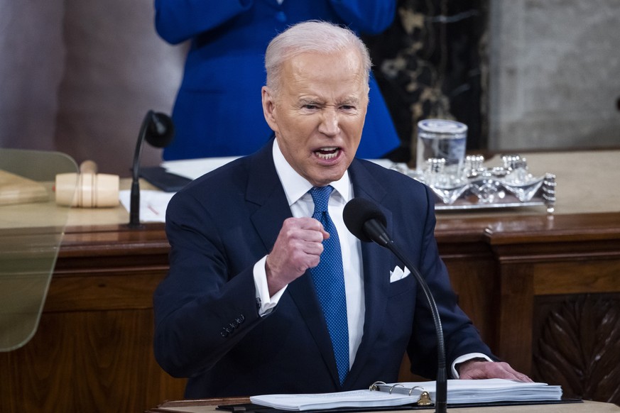 epaselect epa09795455 US President Joe Biden delivers his first State of the Union Address before lawmakers in the US Capitol in Washington, DC, USA, 01 March 2022. EPA/JIM LO SCALZO / POOL