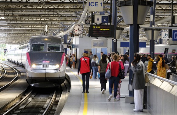 RECORD DATE NOT STATED Belgium, Brussels: Brussels-South railway station Belgium, Brussels: Brussels-South railway station. TGV Inoui high-speed train entering the station Saint-Gilles - Sint-Gillis S ...