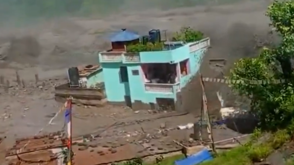 Baignée par les flots, la maison turquoise ne s'est pourtant pas effondrée.