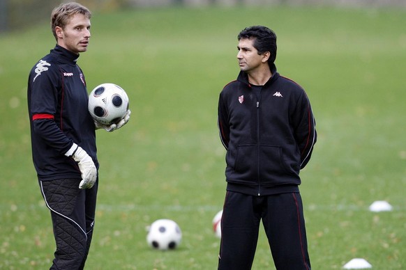 Jose Sinval, droite, assure l&#039;entrainement du FC Sion, jusqu&#039;a nouvel ordre, encompagnie de Germano Vailati le gardien ce lundi 3 novembre 2008 au siege du club a Martigny. (KEYSTONE/Jean-Ch ...