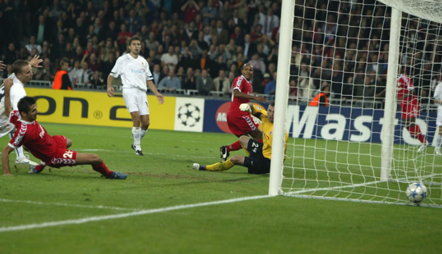 Selver Hodzic (en rouge, tout à gauche) marque le but de la victoire (1-0) face au Sparta Prague en Ligue des champions 2005/06.