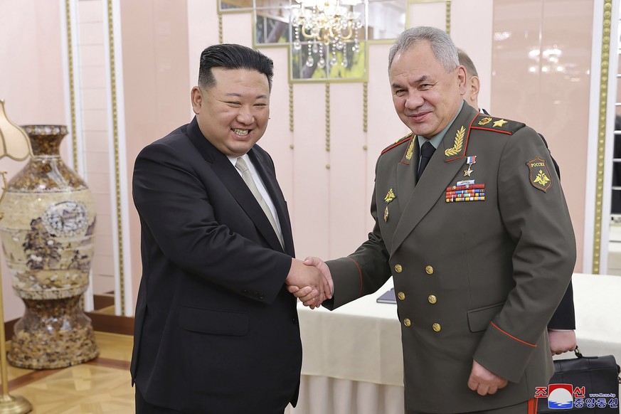 Kim Jong Un, très souriant, serre la main du ministre russe de la Défense Sergueï Choïgou à Pyongyang.