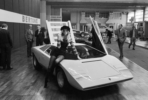 Un top model présente la Lamborghini Bertone 500 au 41e Salon international de l&#039;automobile de Genève, le 10 mars 1971.