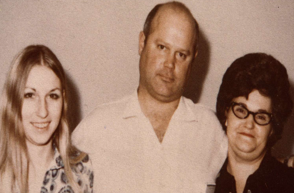 Connie Seawater (à gauche), Arthur Leigh Allen (au milieu) et Phyllis (à droite).