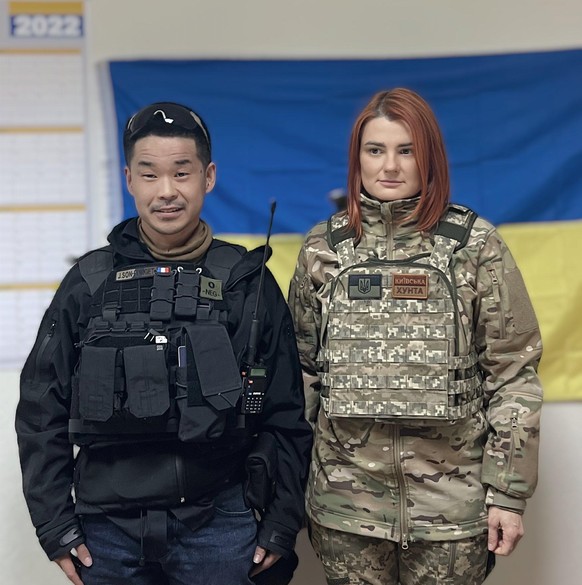 «Avec mon amie et collègue, la député ukrainienne Lyudmila Buimister. Une femme qui avait du courage politique avant la guerre, qui a occupé des postes à responsabilité et qui, aujourd’hui, a pris les armes en restant en résistance à Kiev.» (Twitter, 13 mars 2022)