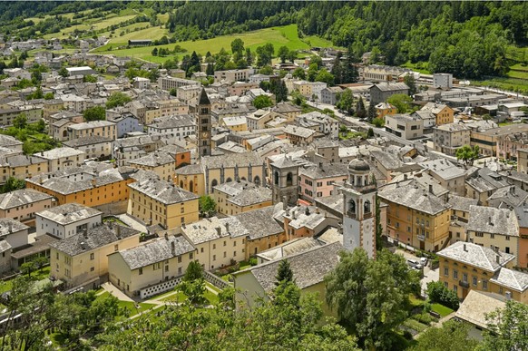 Poschiavo forme avec la commune voisine de Brusio la vallée de Puschlav et la région de la Bernina.