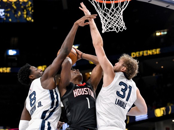 Amen Thompson face à deux défenseurs de Memphis