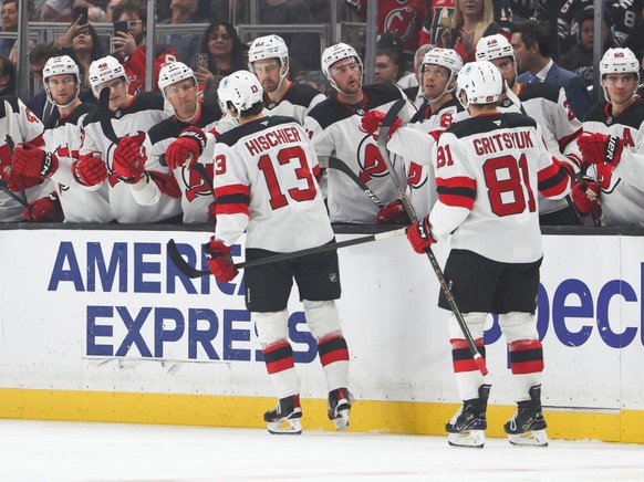 Nico Hischier (13) est félicité par ses équipiers après avoir ouvert la marque face aux Kings