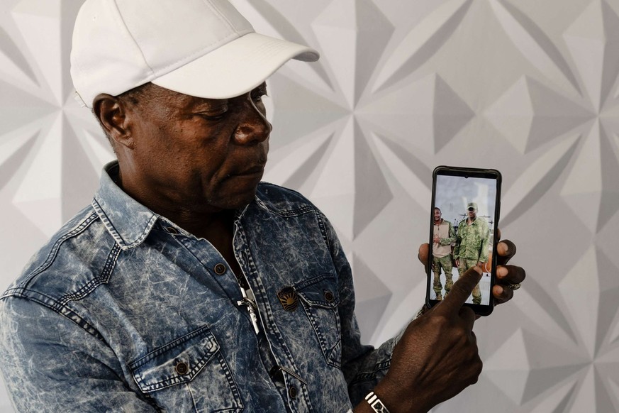 Charles Ojiambo Mutoka, 72 ans, montre une photo de son fils Oscar, dont il a appris la mort en août.