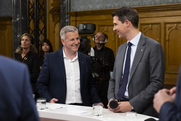 Marco Chiesa, Parteipraesident SVP, links, und Thierry Burkart, Parteipraesident FDP, kurz vor Beginn der Elefantenrunde der Parteipraesidenten am Wahltag der Eidgenoessischen Parlamentswahlen, am Son ...