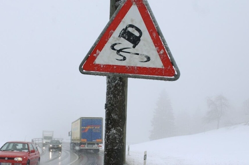 Des accidents provoqués par des pluies verglaçantes et du verglas ont fait un blessé dans la nuit de jeudi à vendredi dans le nord de la Suisse.