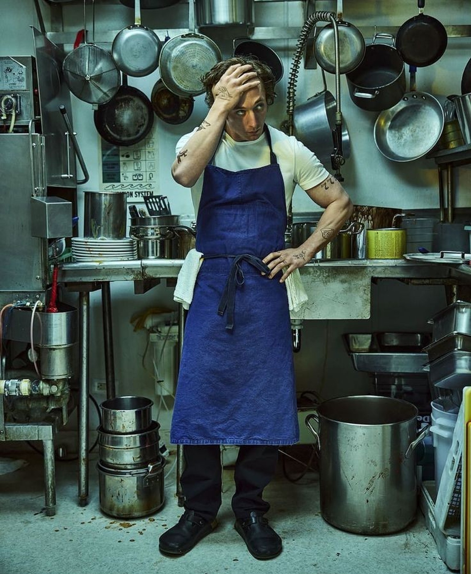 Jeremy Allen White, parfait chef beau gosse, à la tignasse et à la vie en pétard.