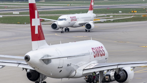 ARCHIVBILD ZUR REDUKTION DER KAPAZITAETEN DER SWISS IM MAERZ UND APRIL UM BIS ZU 50 PROZENT, AM FREITAG, 6. MAERZ 2020 - Ein Airbus A220-300, hinten, der Swiss rollt am Flughafen Zuerich am Dienstag,  ...