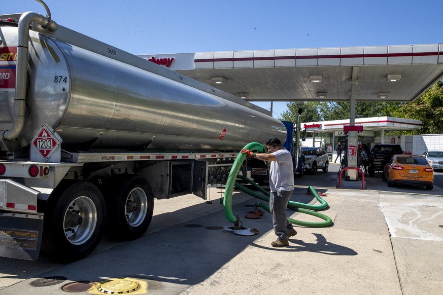 epa09197189 A tanker delivers gas to a Speedway gas station in Alexandria, Virginia, USA, 13 May 2021. Drivers in Northern Virginia are feeling the after-effects of the Colonial Pipeline shutdown foll ...
