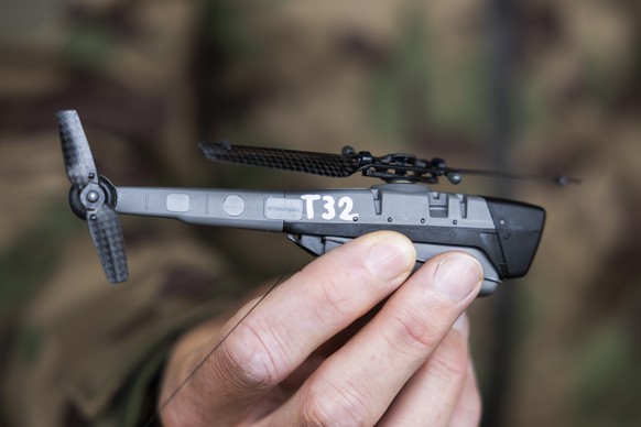 Ein Soldat zeigt eine Black Hornet 3 Drohne, anlaesslich eines Truppenbesuchs von Bundesrat Martin Pfister nach einer Medienkonferenz ueber die Sicherheitspolitik, am Montag, 26. Mai 2025, auf dem Waf ...