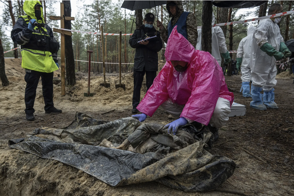 Exhumation d'un cadavre dans une forêt d'Izioum. Septembre 2022.