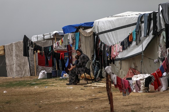 epa11332421 Internally displaced Palestinians settle in their shelters in a new camp following an evacuation order issued by the Israeli army, in Rafah, west Deir Al Balah town, southern Gaza Strip, 1 ...