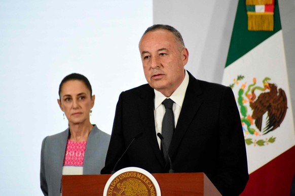 Le procureur de l'Etat de Mexico, José Luis Cervantes, devant la présidente du Mexique, Claudia Sheinbaum, lors de la conférence de presse.