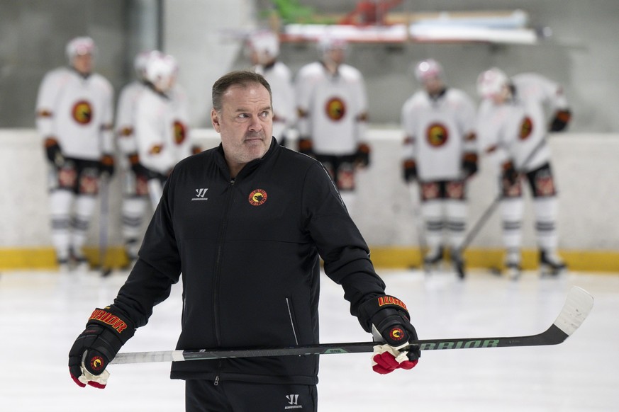 KEYPIX - Heinz Ehlers, neuer Trainer des SC Bern, leitet das erste Training, am Montag, 6. Oktober 2025, in Bern. (KEYSTONE/Peter Schneider)