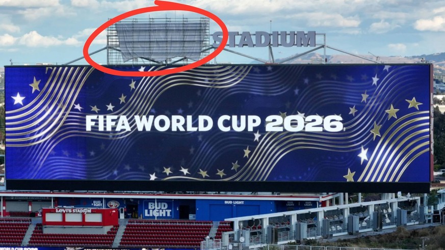 Même sous les bâches, on reconnaît parfaitement le logo si typique de Levi's.