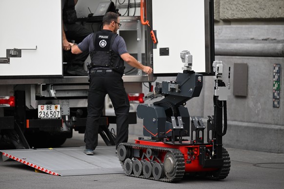 Ein Bombenentschaerfungsroboter im Polizeieinsatz beim abgesperrten Bundesplatz in Bern, aufgenommen am Dienstag, 13. September 2022. Aufgrund eigenes verdaechtigen Gegenstandes wurde das Gebiet um da ...