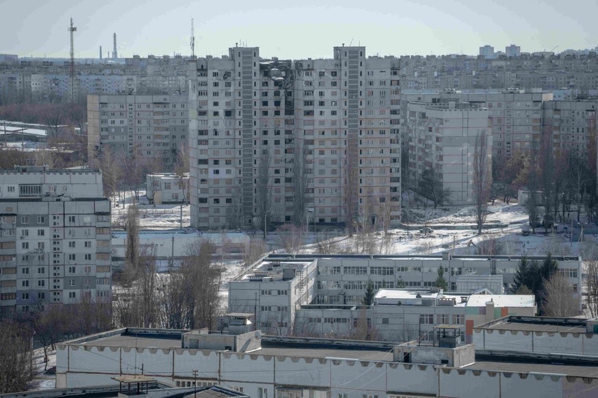 Cette photographie montre des bâtiments résidentiels endommagés dans la banlieue de Kharkiv.