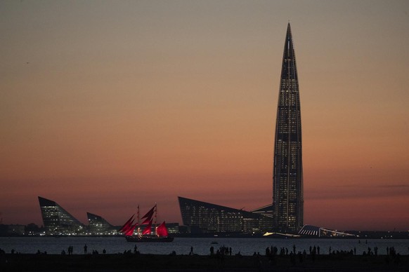 epa08511397 Frigate &#039;Rossiya&#039; (Russia) with scarlet sails floats on the Neva River past Lakhta Centre in the background during a rehearsal for the festivities marking school graduation in St ...