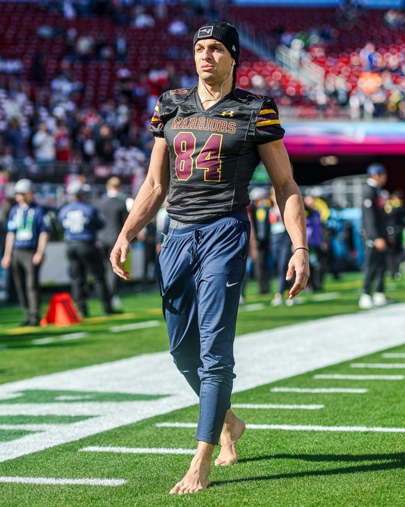 Mack Hollins, pieds nus, juste avant le Super Bowl.