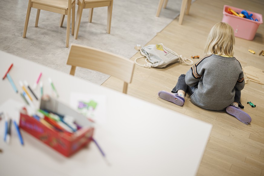 Un enfant attend de recevoir un bracelet permettant de mesurer l&#039;exposition aerienne aux pesticide, ce lundi 10 juin 2024 a l&#039;ecole primaire de Chamoson. L&#039;etude sur l&#039;exposition a ...