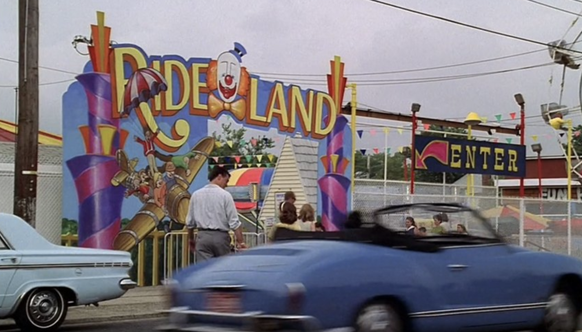 Une superbe Karmann Ghia décapotable.